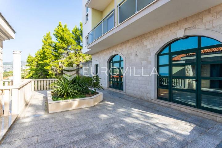 Omiš, apartmanska kuća blizu plaže