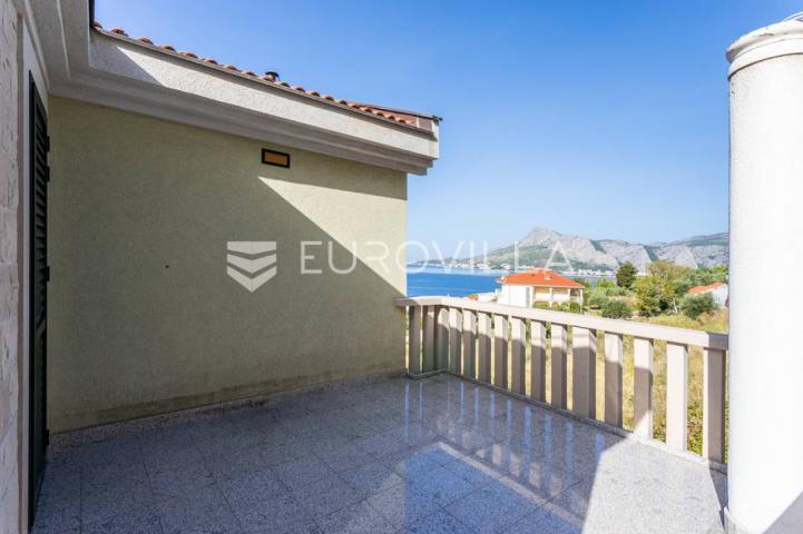 Omiš, apartmanska kuća blizu plaže