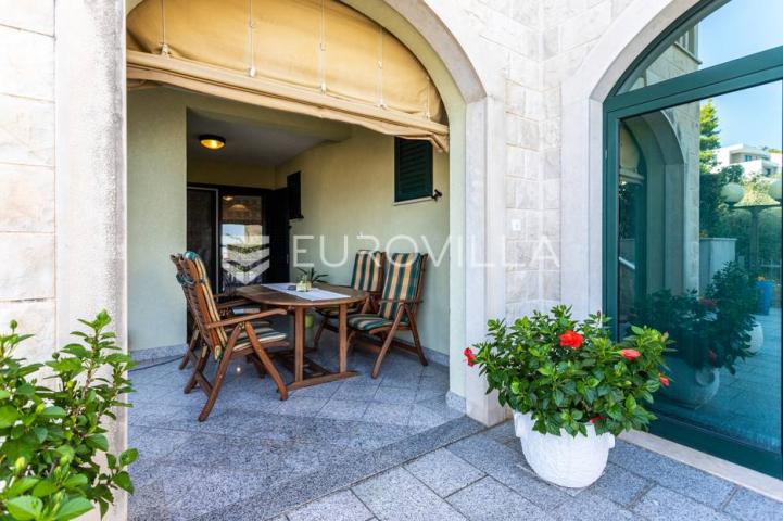 Omiš, apartmanska kuća blizu plaže