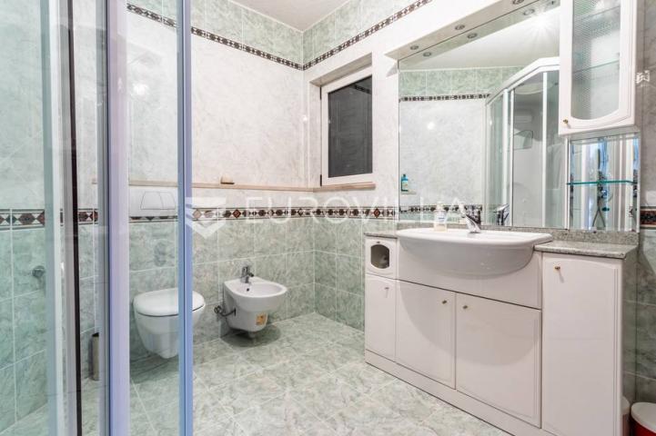 Omiš, apartmanska kuća blizu plaže