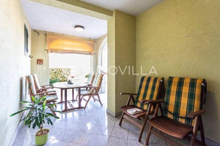Omiš, apartmanska kuća blizu plaže