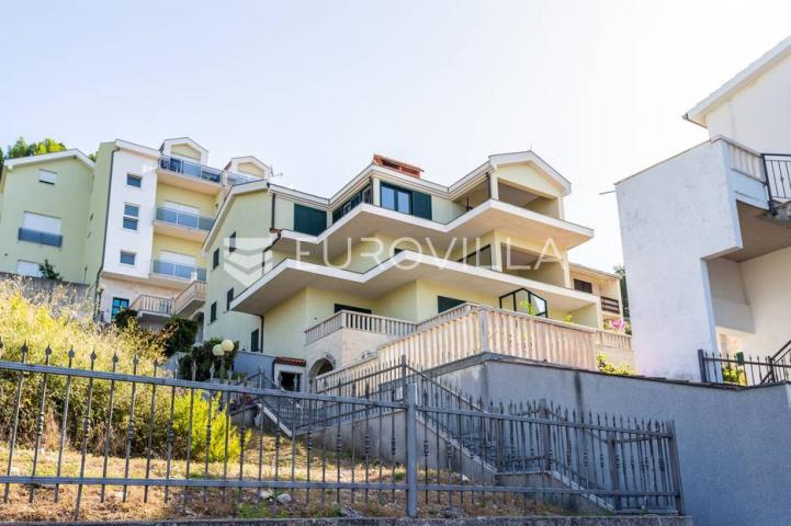 Omiš, apartmanska kuća blizu plaže