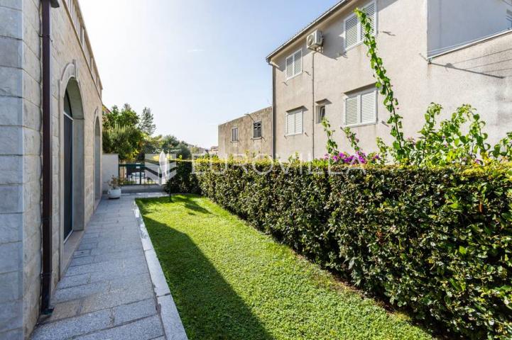 Omiš, apartmanska kuća blizu plaže