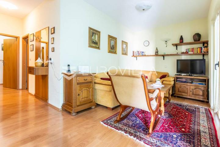 Omiš, apartmanska kuća blizu plaže