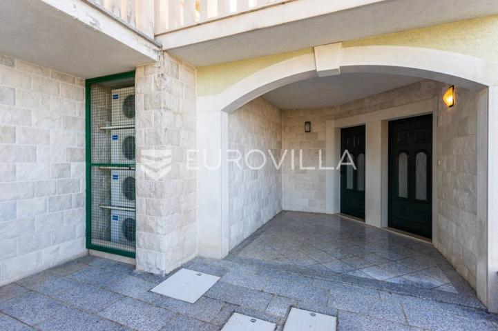 Omiš, apartmanska kuća blizu plaže