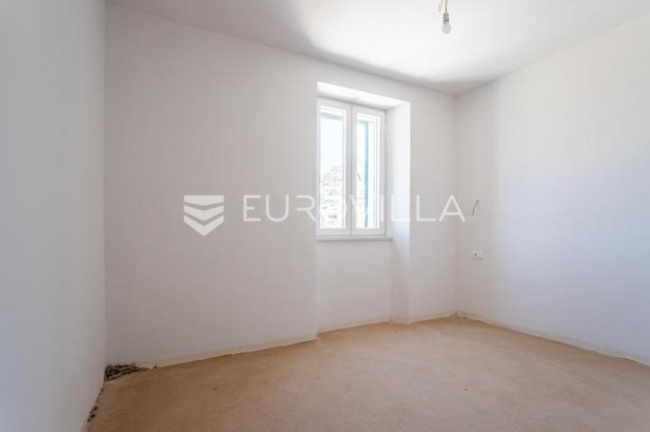 Šibenik, plaža Banj, prekrasan trosoban stan s pogledom na more, 128,30 m²