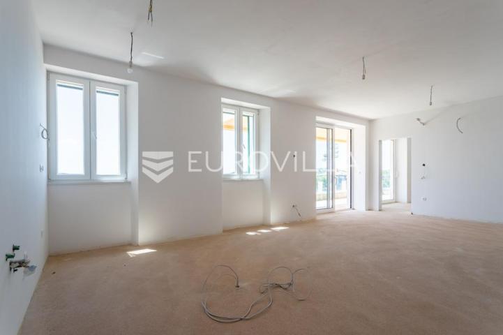 Šibenik, plaža Banj, prekrasan trosoban stan s pogledom na more, 128,30 m²