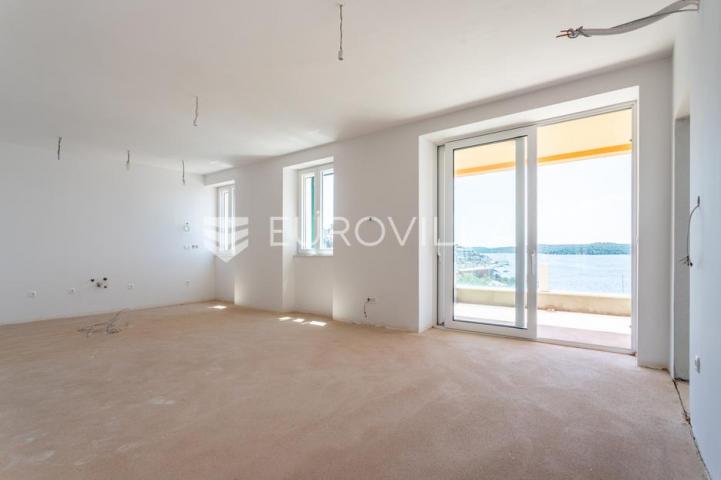Šibenik, plaža Banj, prekrasan trosoban stan s pogledom na more, 128,30 m²