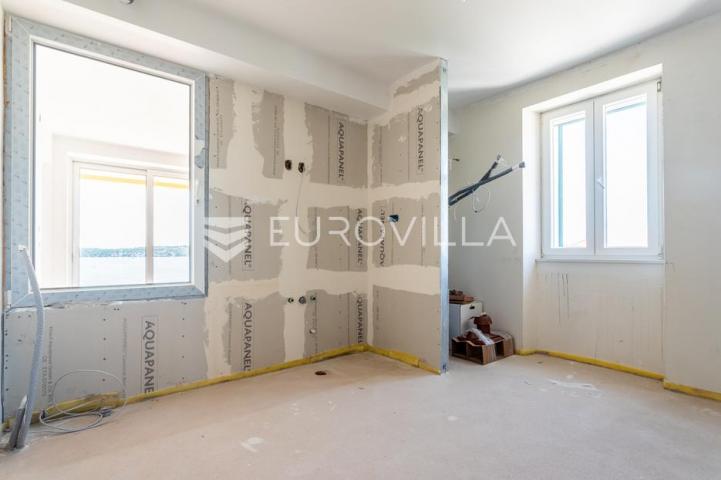 Šibenik, plaža Banj, prekrasan trosoban stan s pogledom na more, 128,30 m²