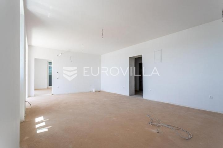 Šibenik, plaža Banj, prekrasan trosoban stan s pogledom na more, 128,30 m²
