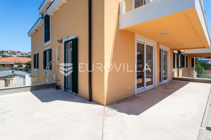 Šibenik, plaža Banj, prekrasan trosoban stan s pogledom na more, 128,30 m²