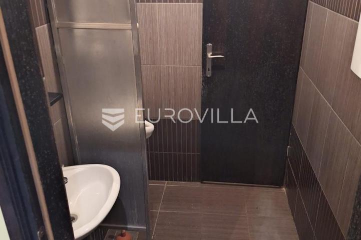 Karlovac, Banija, poslovni prostor 250 m², odlična lokacija