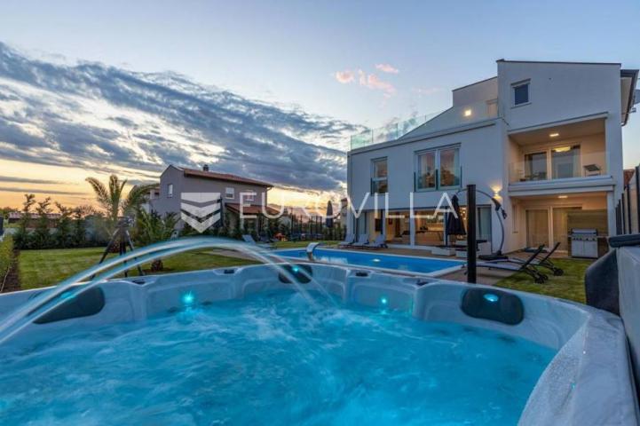 Istra, Poreč, luksuzna vila 244 m2 s bazenom i velikom uređenom okućnicom, pogled na more