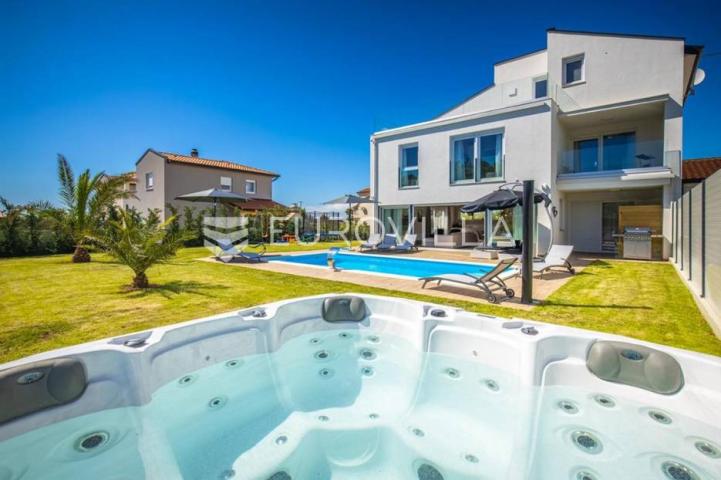 Istra, Poreč, luksuzna vila 244 m2 s bazenom i velikom uređenom okućnicom, pogled na more