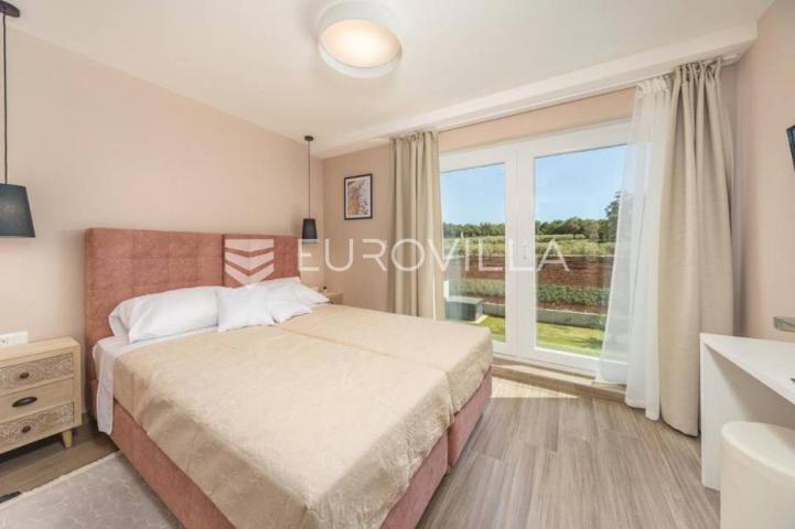 Istra, Poreč, luksuzna vila 244 m2 s bazenom i velikom uređenom okućnicom, pogled na more