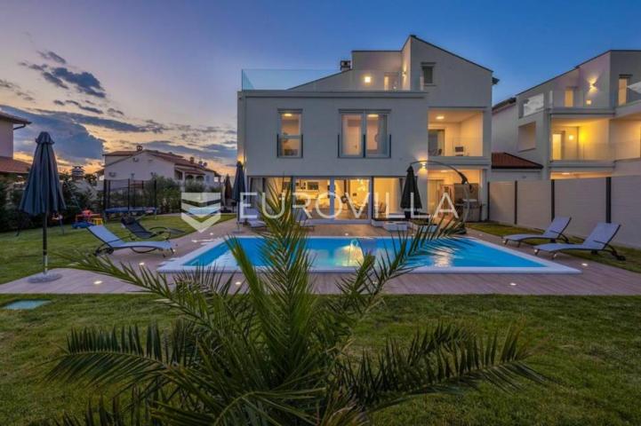 Istra, Poreč, luksuzna vila 244 m2 s bazenom i velikom uređenom okućnicom, pogled na more