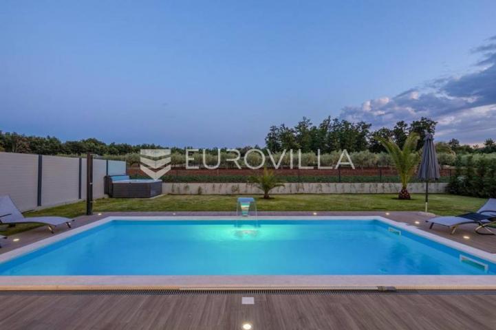 Istra, Poreč, luksuzna vila 244 m2 s bazenom i velikom uređenom okućnicom, pogled na more