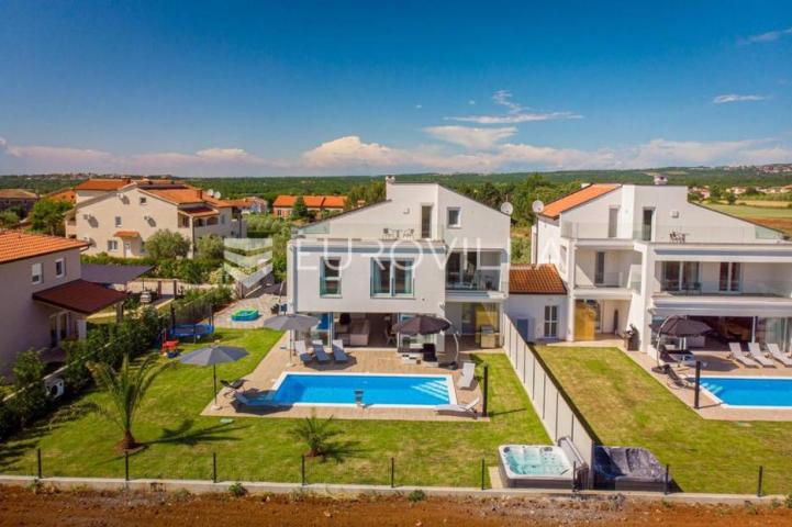 Istra, Poreč, luksuzna vila 244 m2 s bazenom i velikom uređenom okućnicom, pogled na more