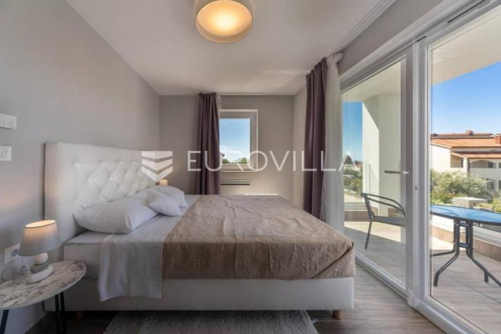 Istra, Poreč, luksuzna vila 244 m2 s bazenom i velikom uređenom okućnicom, pogled na more