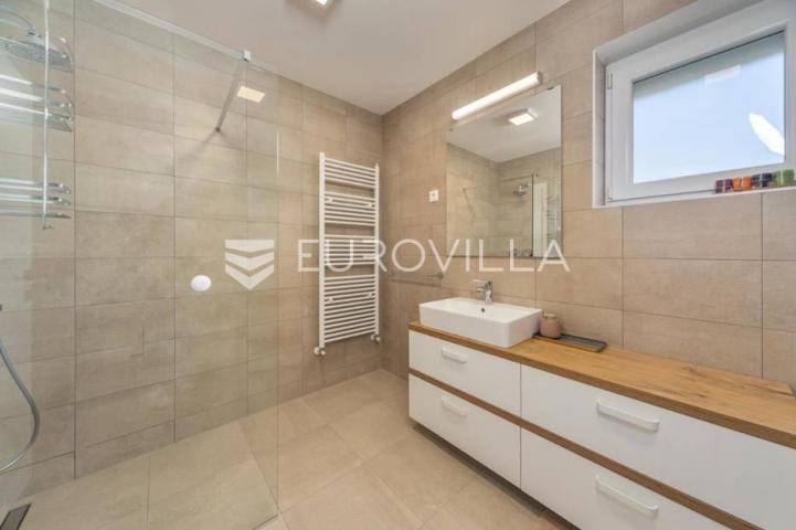 Istra, Poreč, luksuzna vila 244 m2 s bazenom i velikom uređenom okućnicom, pogled na more