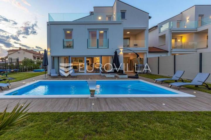 Istra, Poreč, luksuzna vila 244 m2 s bazenom i velikom uređenom okućnicom, pogled na more