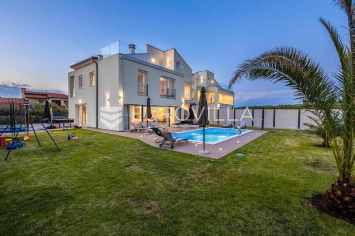 Istra, Poreč, luksuzna vila 244 m2 s bazenom i velikom uređenom okućnicom, pogled na more