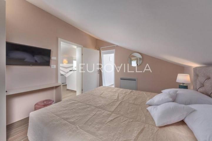 Istra, Poreč, luksuzna vila 244 m2 s bazenom i velikom uređenom okućnicom, pogled na more