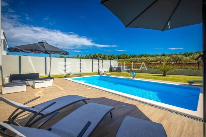Istra, Poreč, luksuzna vila 244 m2 s bazenom i velikom uređenom okućnicom, pogled na more