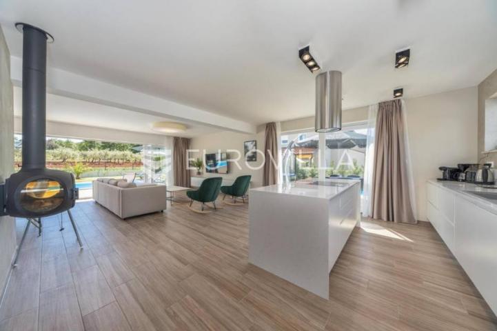 Istra, Poreč, luksuzna vila 244 m2 s bazenom i velikom uređenom okućnicom, pogled na more