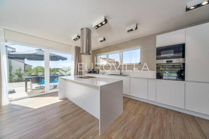 Istra, Poreč, luksuzna vila 244 m2 s bazenom i velikom uređenom okućnicom, pogled na more