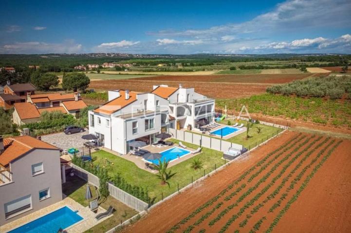 Istra, Poreč, luksuzna vila 244 m2 s bazenom i velikom uređenom okućnicom, pogled na more