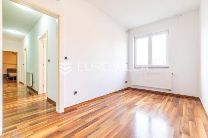 Zagreb, Šestine, odličan četverosoban stan NKP 160 m2 s 2 garaže