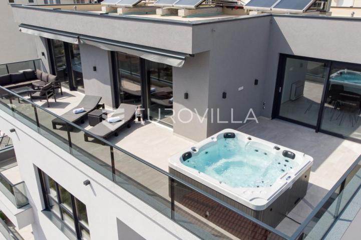 Omiš, elegantna vila  s tri stana i otvorenim pogledom na more