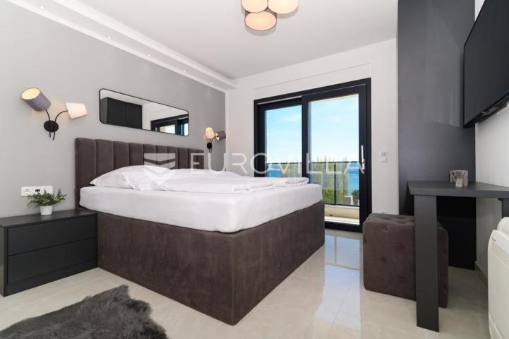 Omiš, elegantna vila  s tri stana i otvorenim pogledom na more