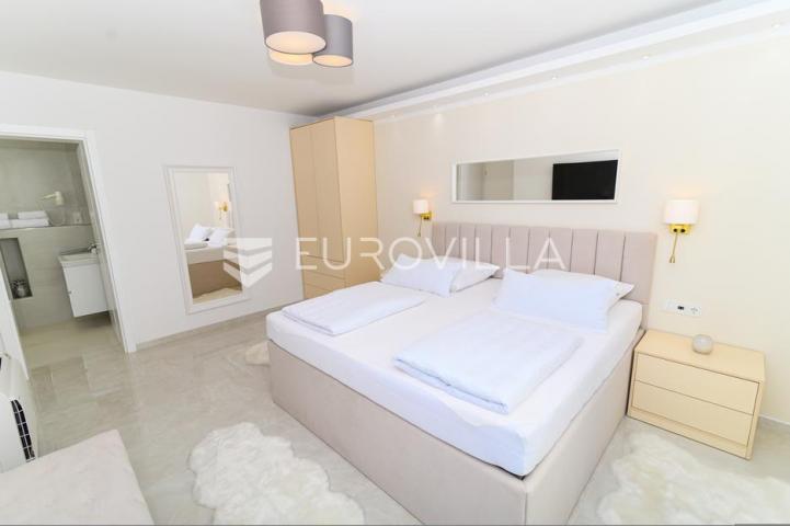 Omiš, elegantna vila  s tri stana i otvorenim pogledom na more