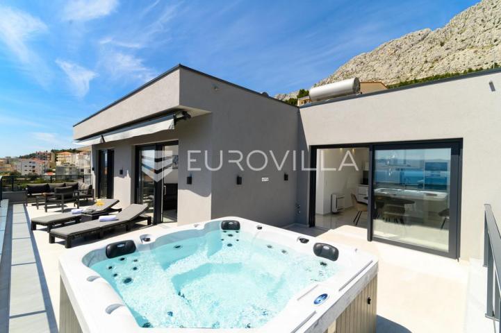 Omiš, elegantna vila  s tri stana i otvorenim pogledom na more