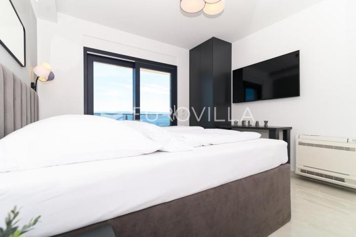 Omiš, elegantna vila  s tri stana i otvorenim pogledom na more