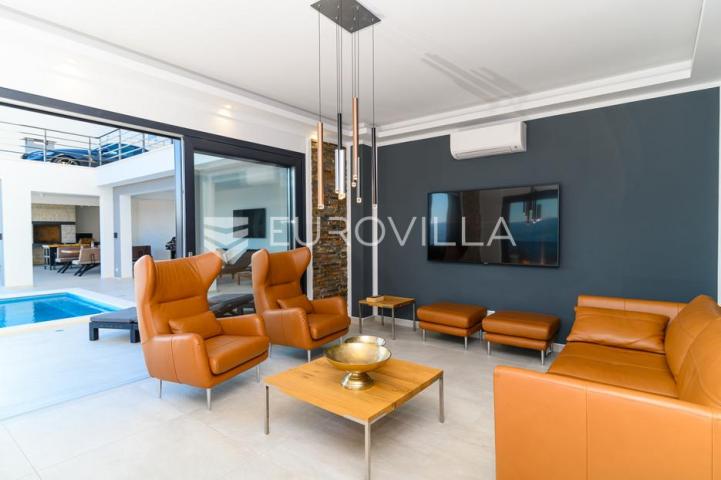 Omiš, elegantna vila  s tri stana i otvorenim pogledom na more