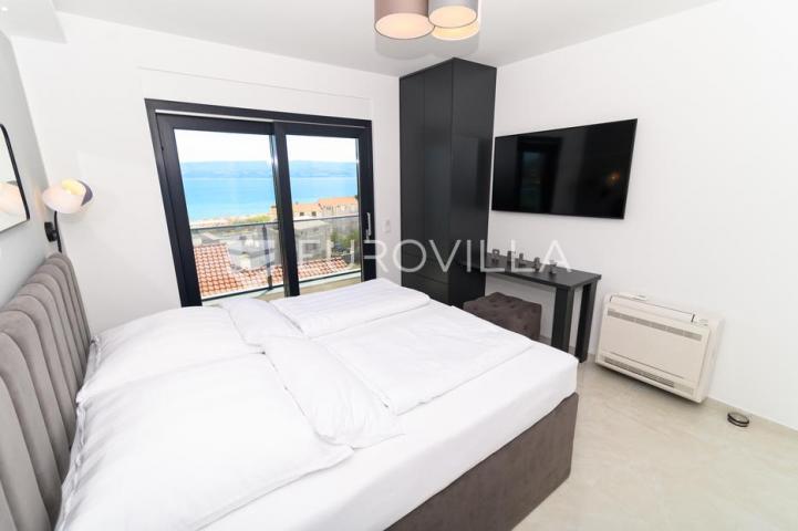 Omiš, elegantna vila  s tri stana i otvorenim pogledom na more