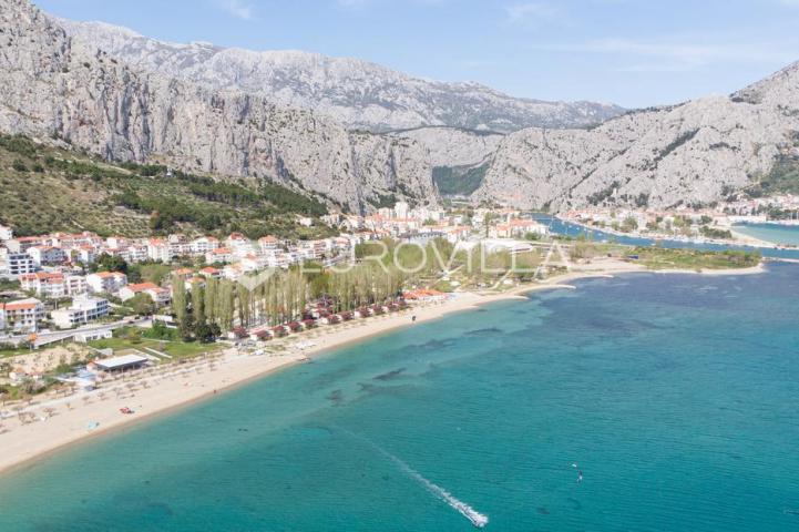 Omiš, elegantna vila  s tri stana i otvorenim pogledom na more