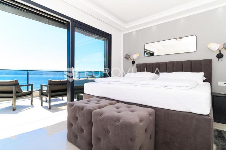 Omiš, elegantna vila  s tri stana i otvorenim pogledom na more