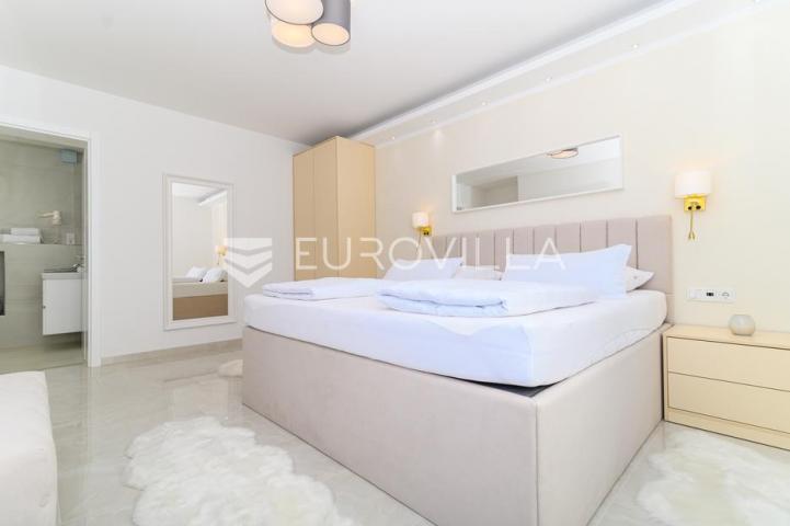 Omiš, elegantna vila  s tri stana i otvorenim pogledom na more
