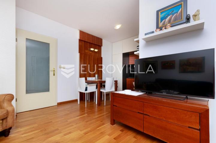 Lovran, Centar, prekrasan dvosoban stan 44 m², panoramski pogled na more