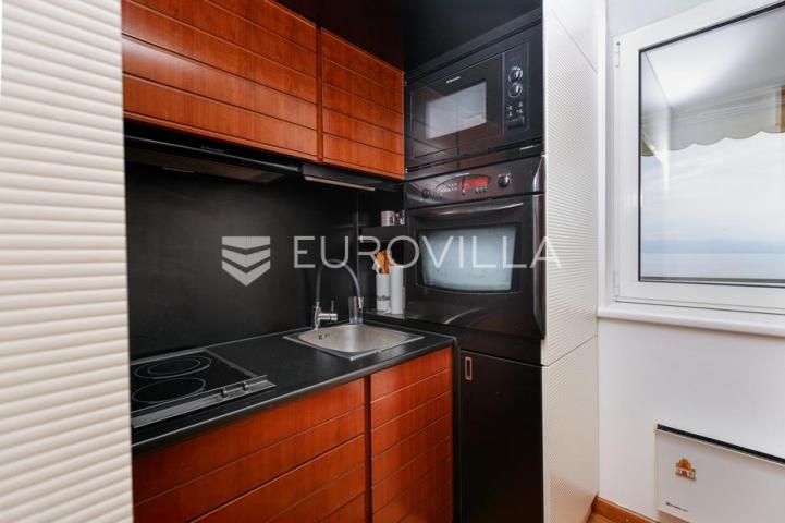 Lovran, Centar, prekrasan dvosoban stan 44 m², panoramski pogled na more