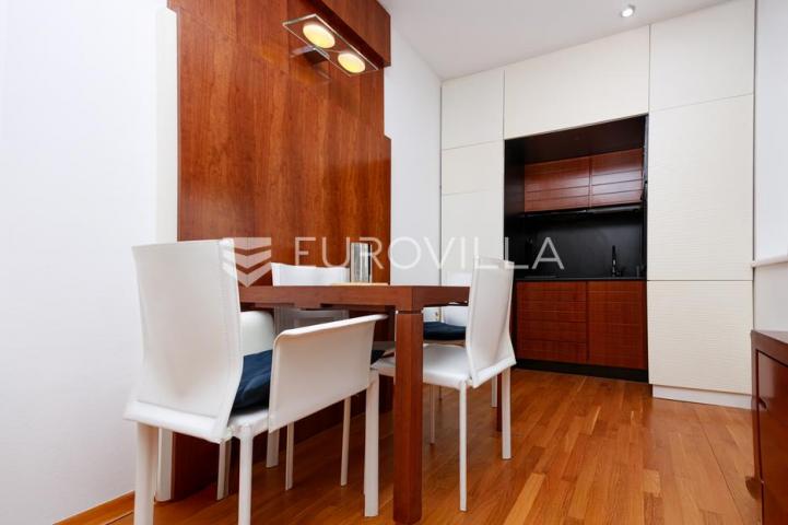 Lovran, Centar, prekrasan dvosoban stan 44 m², panoramski pogled na more