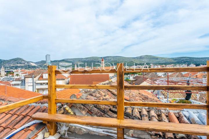 Trogir,  autohtona kamena kuća s pogledom na more