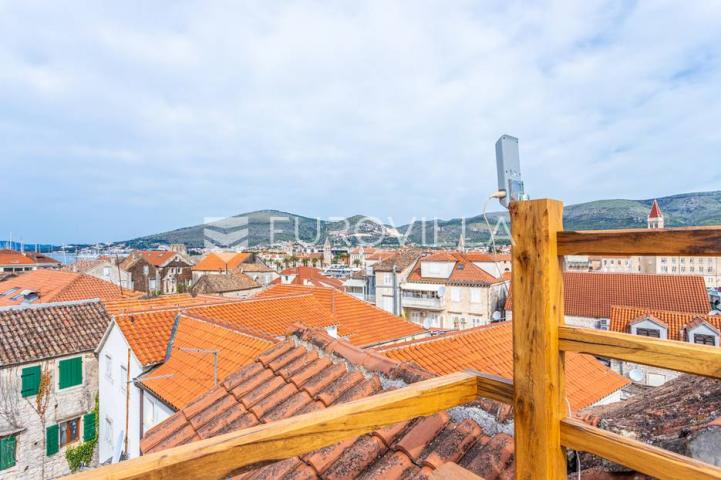 Trogir,  autohtona kamena kuća s pogledom na more