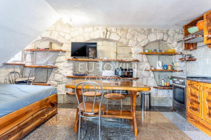 Trogir,  autohtona kamena kuća s pogledom na more