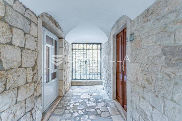 Trogir,  autohtona kamena kuća s pogledom na more