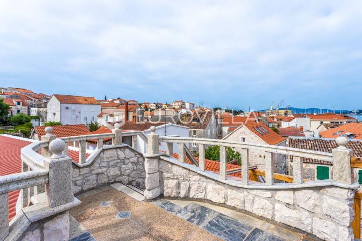 Trogir,  autohtona kamena kuća s pogledom na more